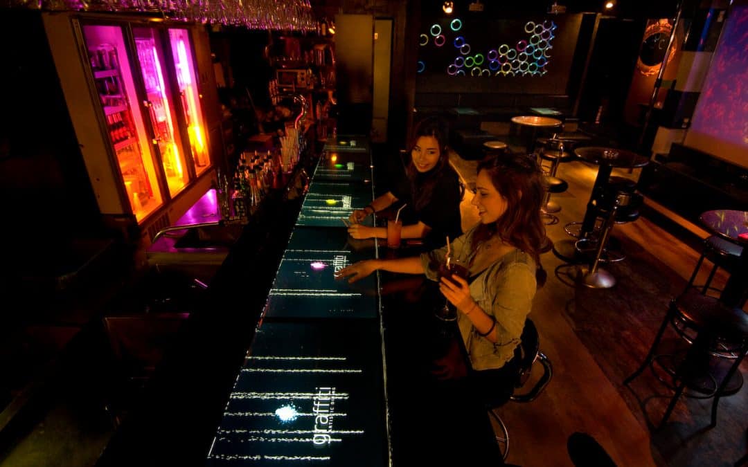 Japon : A la pointe de la technologie, le Graffiti Bar à Tokyo