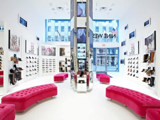 Affichage dynamique live chez Nine West dans une scénographie commerciale